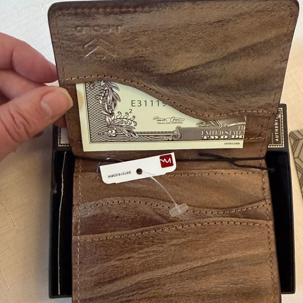J. FOLD LEATHER CARRIER WALLET.  NEW IN BOX